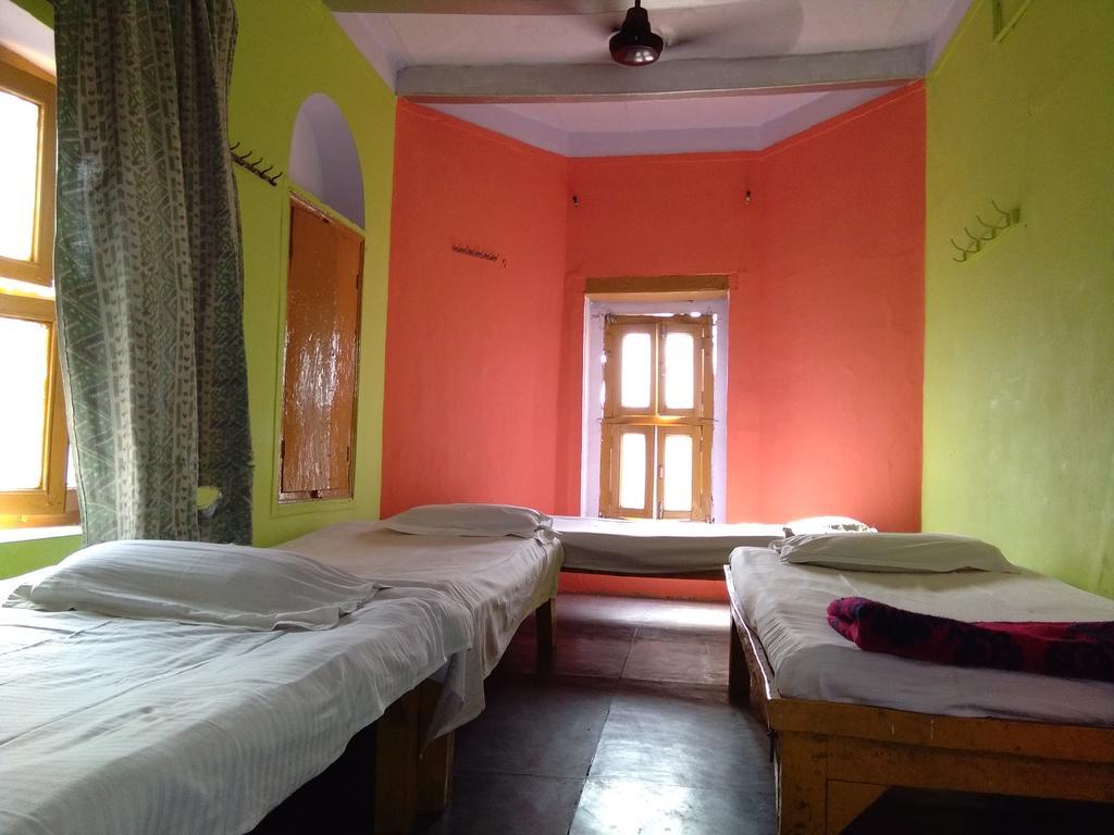 Yogi Lodge Varanasi Exterior photo