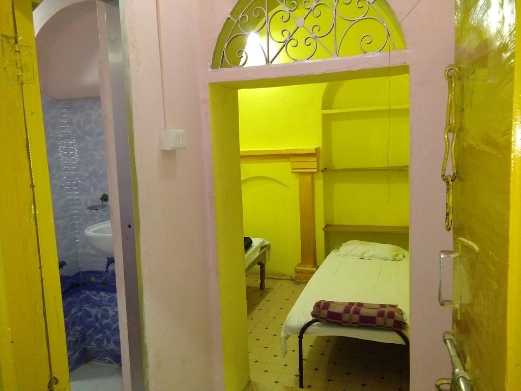 Yogi Lodge Varanasi Exterior photo