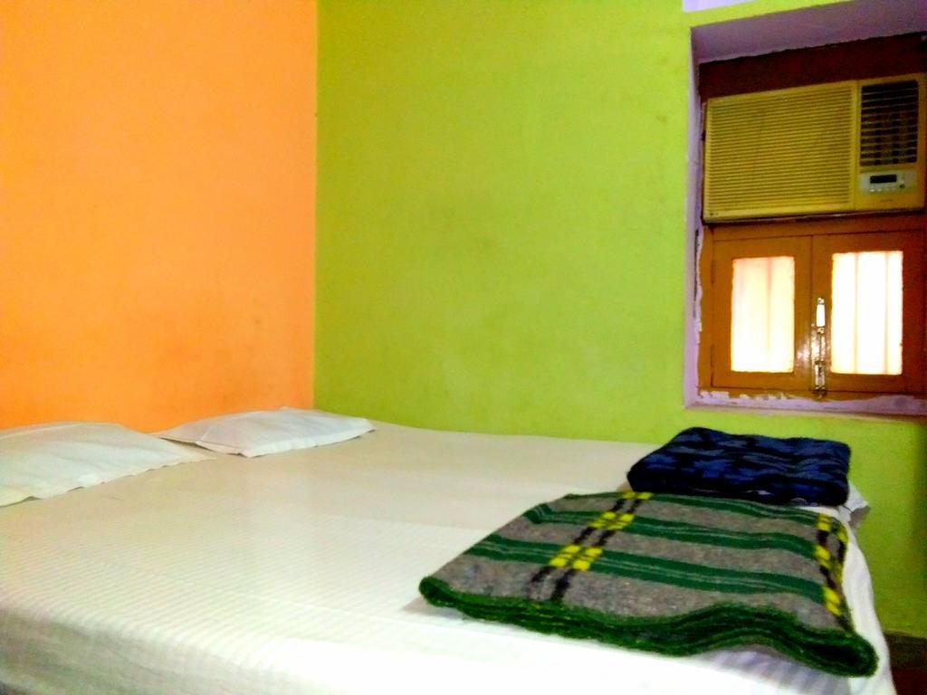 Yogi Lodge Varanasi Exterior photo